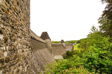 Moehnesee manzarası, baraj ve çevre manzarası. Koerbecke yakınlarındaki doğa..