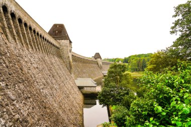 Moehnesee manzarası, baraj ve çevre manzarası. Koerbecke yakınlarındaki doğa..
