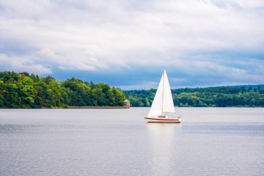 Akşamları Moehnesee manzarası ve çevre manzarası. Krbecke yakınlarındaki doğa.