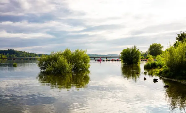 Moehnesee manzarası ve çevre manzarası. Koerbecke yakınlarındaki doğa..