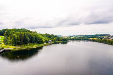 Akşamları Moehnesee manzarası ve çevre manzarası. Koerbecke yakınlarındaki doğa..