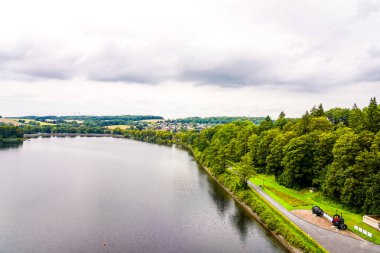 Akşamları Moehnesee manzarası ve çevre manzarası. Koerbecke yakınlarındaki doğa..