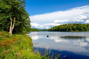 Neyetalsperre ve çevresindeki doğa manzarası. Obergischer Kreis 'deki Wipparferth yakınlarındaki manzara..