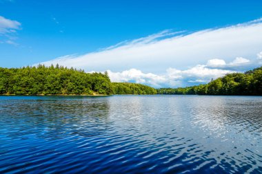 Neyetalsperre ve çevresindeki doğa manzarası. Obergischer Kreis 'deki Wipparferth yakınlarındaki manzara..