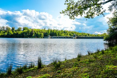 Neyetalsperre ve çevresindeki doğa manzarası. Obergischer Kreis 'deki Wipparferth yakınlarındaki manzara..