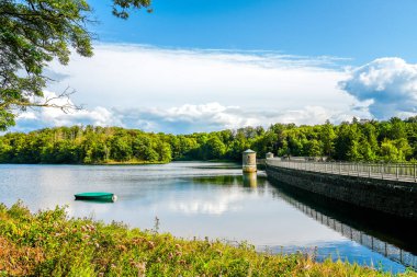 Neyetalsperre ve çevresindeki doğa manzarası. Obergischer Kreis 'deki Wipparferth yakınlarındaki manzara..