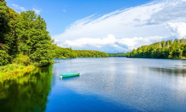 Neyetalsperre ve çevresindeki doğa manzarası. Obergischer Kreis 'deki Wipparferth yakınlarındaki manzara..