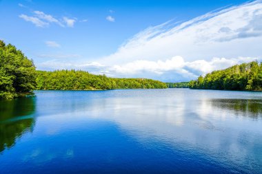 Neyetalsperre ve çevresindeki doğa manzarası. Obergischer Kreis 'deki Wipparferth yakınlarındaki manzara..