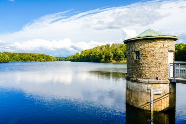 Neyetalsperre ve çevresindeki doğa manzarası. Obergischer Kreis 'deki Wipparferth yakınlarındaki manzara..