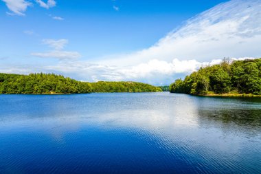 Neyetalsperre ve çevresindeki doğa manzarası. Obergischer Kreis 'deki Wipparferth yakınlarındaki manzara..