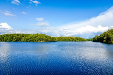 Neyetalsperre ve çevresindeki doğa manzarası. Obergischer Kreis 'deki Wipparferth yakınlarındaki manzara..