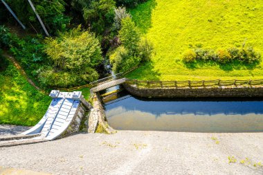 Neyetalsperre ve çevresindeki doğa manzarası. Obergischer Kreis 'deki Wipparferth yakınlarındaki manzara..