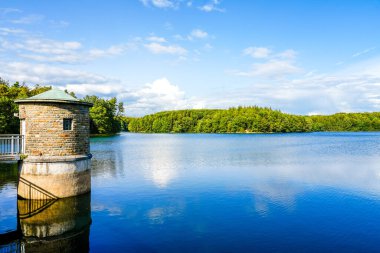 Neyetalsperre ve çevresindeki doğa manzarası. Obergischer Kreis 'deki Wipparferth yakınlarındaki manzara..