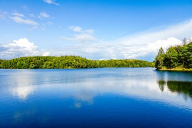 Neyetalsperre ve çevresindeki doğa manzarası. Obergischer Kreis 'deki Wipparferth yakınlarındaki manzara..