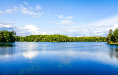 Neyetalsperre ve çevresindeki doğa manzarası. Obergischer Kreis 'deki Wipparferth yakınlarındaki manzara..