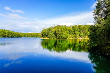 Neyetalsperre ve çevresindeki doğa manzarası. Obergischer Kreis 'deki Wipparferth yakınlarındaki manzara..