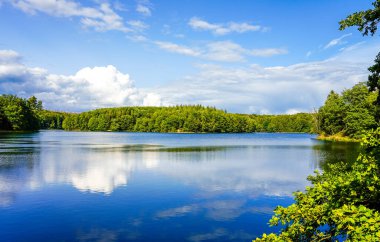 Neyetalsperre ve çevresindeki doğa manzarası. Obergischer Kreis 'deki Wipparferth yakınlarındaki manzara..