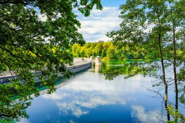 Neyetalsperre ve çevresindeki doğa manzarası. Obergischer Kreis 'deki Wipparferth yakınlarındaki manzara..