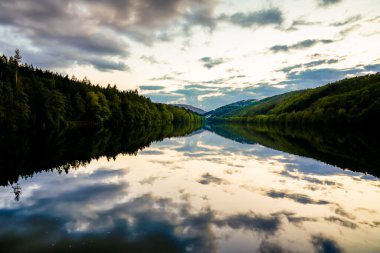 Oestertalsperre ve çevresindeki doğa manzarası. Maerkischer Kreis 'te Plettenberg yakınlarındaki manzara.
