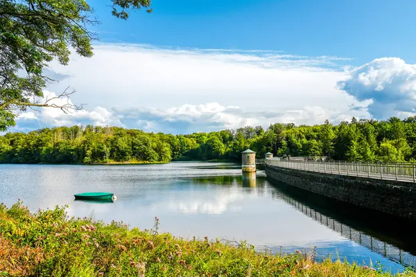 Neyetalsperre ve çevresindeki doğa manzarası. Obergischer Kreis 'deki Wipparferth yakınlarındaki manzara..