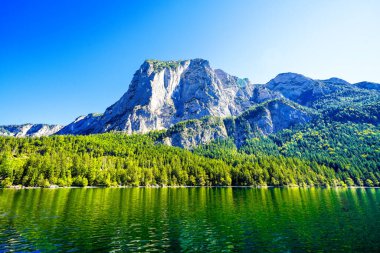 Avusturya 'daki Salzkammergut' taki Altaussee Gölü manzarası. Styria 'daki gölün kıyısında. Altaussee 'deki Totes Gebirge' in çevresindeki dağların manzarası..