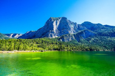 Avusturya 'daki Salzkammergut' taki Altaussee Gölü manzarası. Styria 'daki gölün kıyısında. Altaussee 'deki Totes Gebirge' in çevresindeki dağların manzarası..