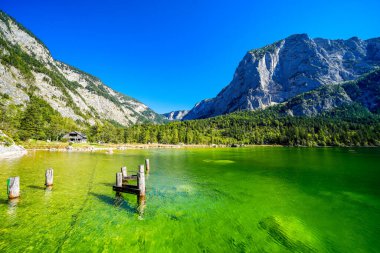 Avusturya 'daki Salzkammergut' taki Altaussee Gölü manzarası. Styria 'daki gölün kıyısında. Altaussee 'deki Totes Gebirge' in çevresindeki dağların manzarası..