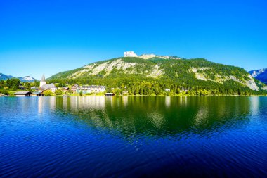 Avusturya 'daki Salzkammergut' taki Altaussee Gölü manzarası. Styria 'daki gölün kıyısında. Altaussee 'deki Totes Gebirge' in çevresindeki dağların manzarası..