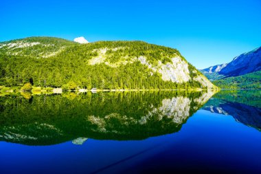 Avusturya 'daki Salzkammergut' taki Altaussee Gölü manzarası. Styria 'daki gölün kıyısında. Altaussee 'deki Totes Gebirge' in çevresindeki dağların manzarası..
