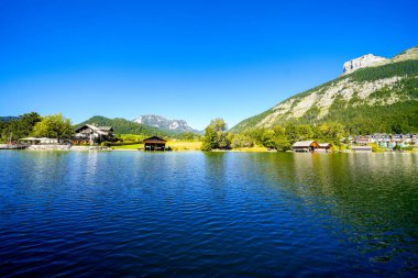 Avusturya 'daki Salzkammergut' taki Altaussee Gölü manzarası. Styria 'daki gölün kıyısında. Altaussee 'deki Totes Gebirge' in çevresindeki dağların manzarası..