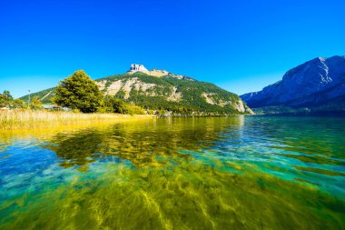 Avusturya 'daki Salzkammergut' taki Altaussee Gölü manzarası. Styria 'daki gölün kıyısında. Altaussee 'deki Totes Gebirge' in çevresindeki dağların manzarası..