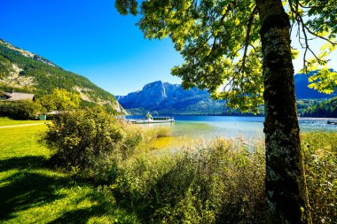 Avusturya 'daki Salzkammergut' taki Altaussee Gölü manzarası. Styria 'daki gölün kıyısında. Altaussee 'deki Totes Gebirge' in çevresindeki dağların manzarası..