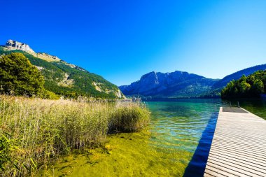 Avusturya 'daki Salzkammergut' taki Altaussee Gölü manzarası. Styria 'daki gölün kıyısında. Altaussee 'deki Totes Gebirge' in çevresindeki dağların manzarası..
