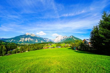 Manzara ve Bad Aussee yakınlarındaki dağlar. Avusturya 'da Styria' da bir spa kasabası. Dağ manzaralı ilahi bir doğa..