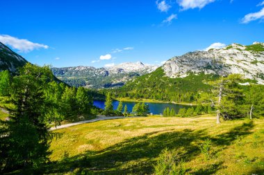 Grosssee, Tauplitzalm 'ın yüksek platosunda. Styria 'daki Toten Gebirge gölü manzarası. Dağları ve Tauplitz 'de gölü olan Idyllic manzarası.