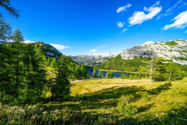 Grosssee, Tauplitzalm 'ın yüksek platosunda. Styria 'daki Toten Gebirge gölü manzarası. Dağları ve Tauplitz 'de gölü olan Idyllic manzarası.