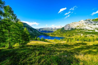 Grosssee, Tauplitzalm 'ın yüksek platosunda. Styria 'daki Toten Gebirge gölü manzarası. Dağları ve Tauplitz 'de gölü olan Idyllic manzarası.