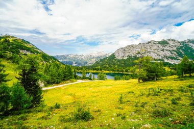 Grosssee, Tauplitzalm 'ın yüksek platosunda. Styria 'daki Toten Gebirge gölü manzarası. Dağları ve Tauplitz 'de gölü olan Idyllic manzarası.