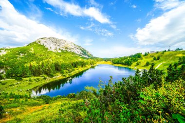Grosssee, Tauplitzalm 'ın yüksek platosunda. Styria 'daki Toten Gebirge gölü manzarası. Dağları ve Tauplitz 'de gölü olan Idyllic manzarası.