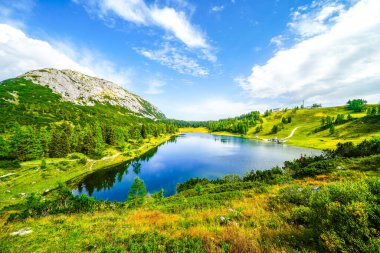 Grosssee, Tauplitzalm 'ın yüksek platosunda. Styria 'daki Toten Gebirge gölü manzarası. Dağları ve Tauplitz 'de gölü olan Idyllic manzarası.