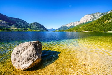 Grundlsee manzarası ve çevre manzarası. Avusturya 'daki Styria gölünün kıyısında. Salzkammergut 'taki Totes Gebirge Dağı' nda..