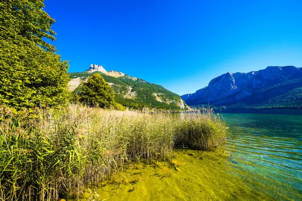 Avusturya 'daki Salzkammergut' taki Altaussee Gölü manzarası. Styria 'daki gölün kıyısında. Altaussee 'deki Totes Gebirge' in çevresindeki dağların manzarası..