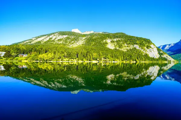 Avusturya 'daki Salzkammergut' taki Altaussee Gölü manzarası. Styria 'daki gölün kıyısında. Altaussee 'deki Totes Gebirge' in çevresindeki dağların manzarası..
