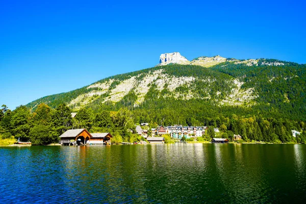 Avusturya 'daki Salzkammergut' taki Altaussee Gölü manzarası. Styria 'daki gölün kıyısında. Altaussee 'deki Totes Gebirge' in çevresindeki dağların manzarası..