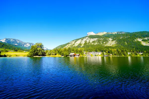 Avusturya 'daki Salzkammergut' taki Altaussee Gölü manzarası. Styria 'daki gölün kıyısında. Altaussee 'deki Totes Gebirge' in çevresindeki dağların manzarası..