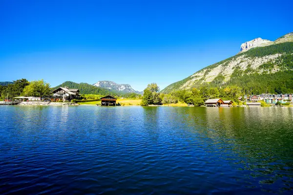 Avusturya 'daki Salzkammergut' taki Altaussee Gölü manzarası. Styria 'daki gölün kıyısında. Altaussee 'deki Totes Gebirge' in çevresindeki dağların manzarası..