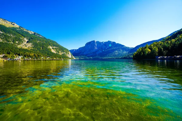 Avusturya 'daki Salzkammergut' taki Altaussee Gölü manzarası. Styria 'daki gölün kıyısında. Altaussee 'deki Totes Gebirge' in çevresindeki dağların manzarası..