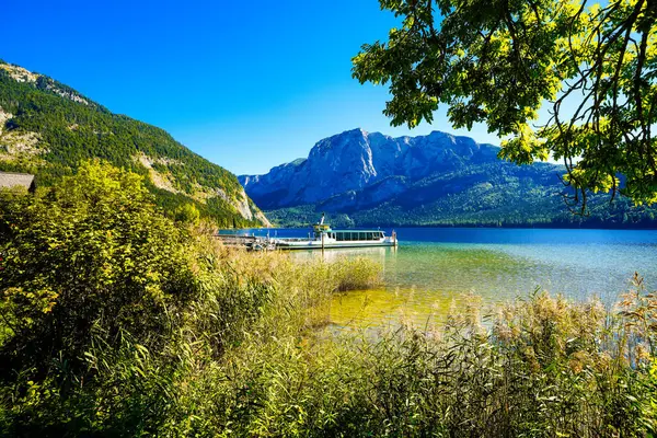 Avusturya 'daki Salzkammergut' taki Altaussee Gölü manzarası. Styria 'daki gölün kıyısında. Altaussee 'deki Totes Gebirge' in çevresindeki dağların manzarası..