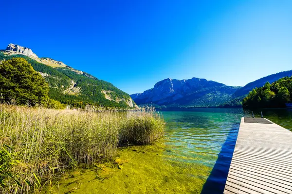 Avusturya 'daki Salzkammergut' taki Altaussee Gölü manzarası. Styria 'daki gölün kıyısında. Altaussee 'deki Totes Gebirge' in çevresindeki dağların manzarası..