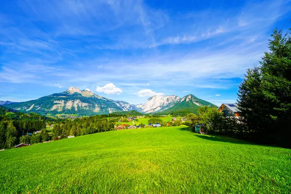 Manzara ve Bad Aussee yakınlarındaki dağlar. Avusturya 'da Styria' da bir spa kasabası. Dağ manzaralı ilahi bir doğa..